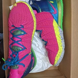 LeBron 18 pink 10.5